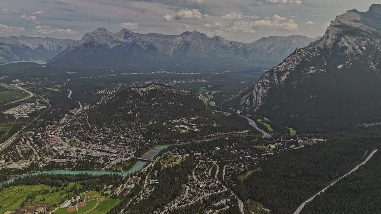 banff ab canada aerial v44 alto paso aéreo sobre el valle boscoso capturando vistas impresionantes de las cadenas montañosas de rundle y cascade, el municipio y el río bow - filmado con mavic 3 pro cine - julio 2023