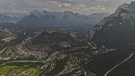 Banff,-AB,-Kanada,-Luftaufnahme-V44,-Hoher-Überflug-über-Bewaldetes-Tal-Mit-Atemberaubender-Aussicht-Auf-Die-Rundle--Und-Cascade-Bergketten,-Township-Und-Bow-River-–-Aufgenommen-Mit-Mavic-3-Pro-Cine-–-Juli-2023