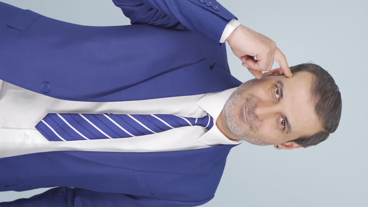 vídeo vertical de un hombre de negocios mostrando su mente mirando a la cámara.