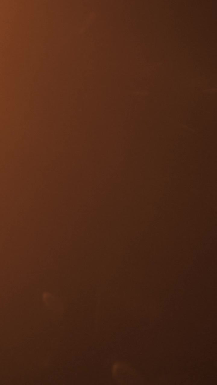 Transición de destello de luz abstracto sobre fondo negro