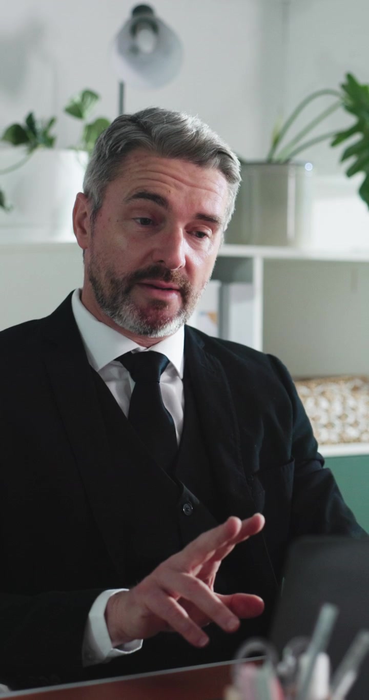 Uomo d'affari professionista durante una videochiamata in ufficio