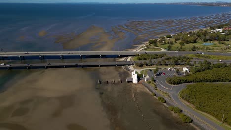 Vista-Aérea-Circular-Sobre-El-Puente-De-La-Autopista-Houghton-Entre-Brighton-Y-La-Península-De-Redcliffe,-Brisbane,-Australia