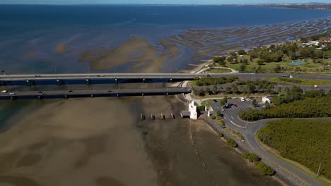 vista aérea circular sobre el puente de la autopista houghton entre brighton y la península de redcliffe, brisbane, australia
