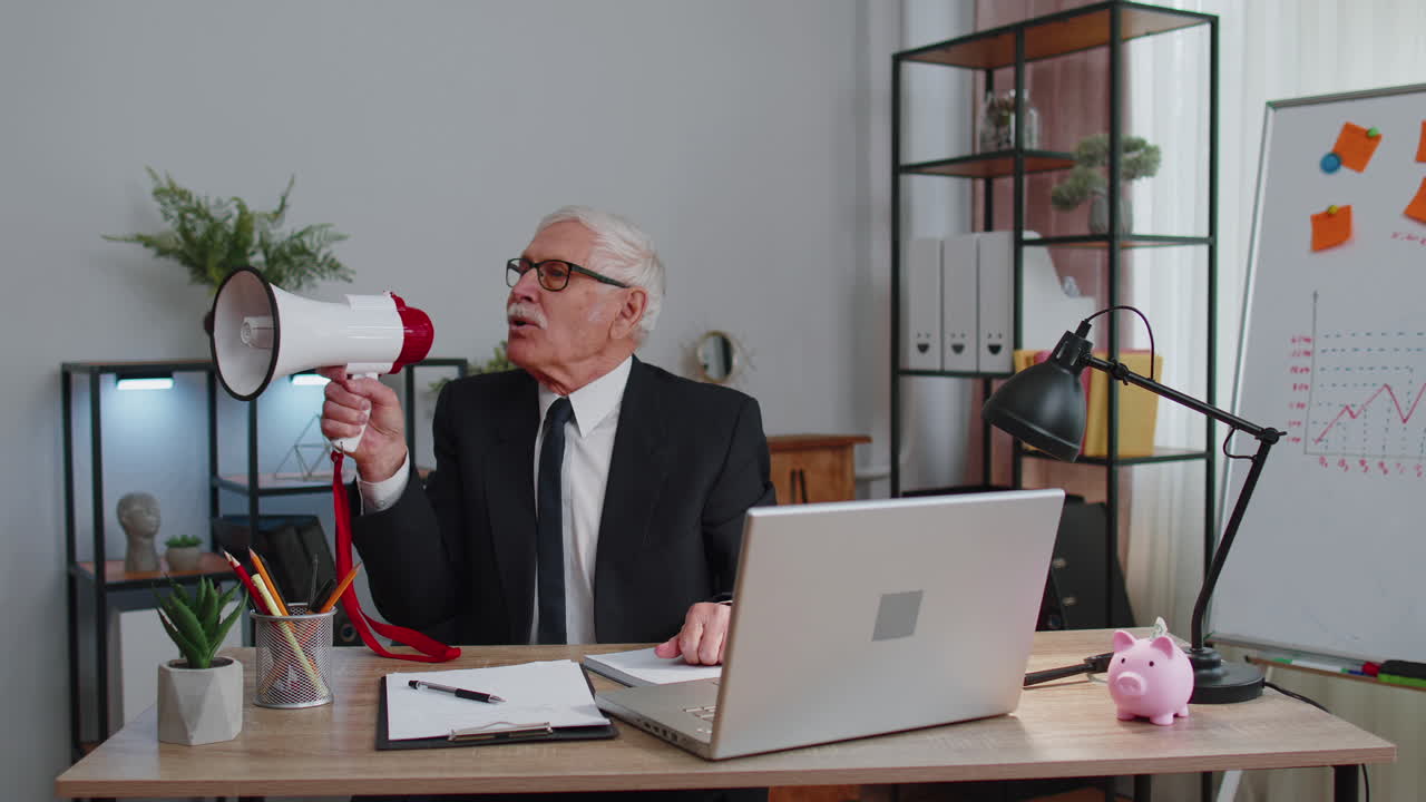 hombre de oficina de negocios senior gritando en el altavoz, descuentos noticias, ventas, anuncios publicidad