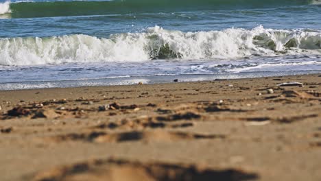 Olas-De-Playa-En-Cámara-Lenta-Con-Primer-Plano-Desenfocado