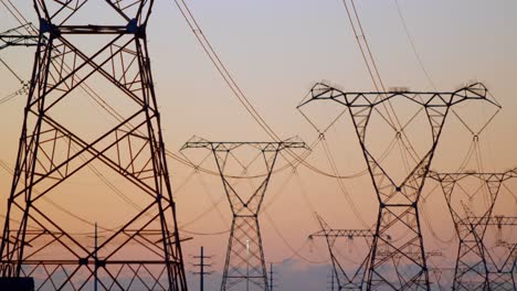 pilones de electricidad durante la puesta del sol 4k