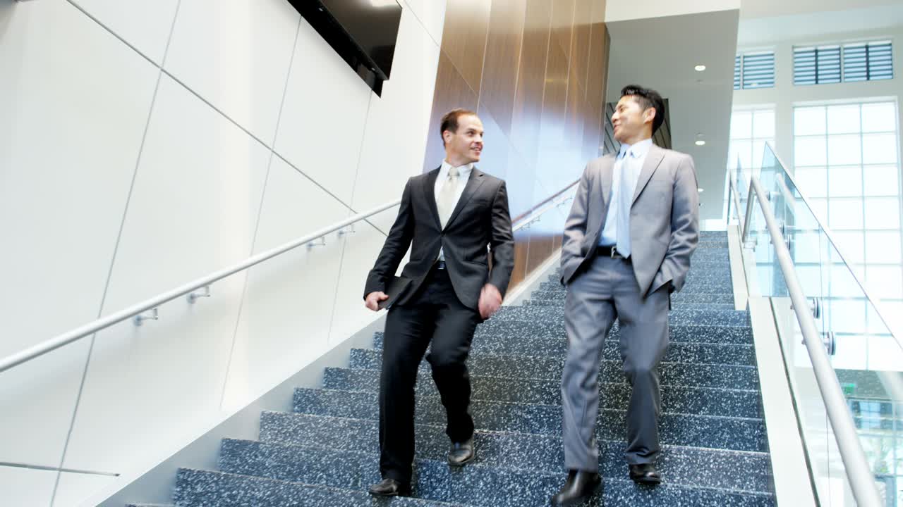 reunión de equipos multiétnicos masculinos y femeninos con tableta