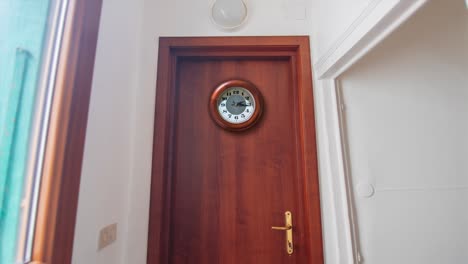 reloj de madera con lapso de tiempo en la puerta