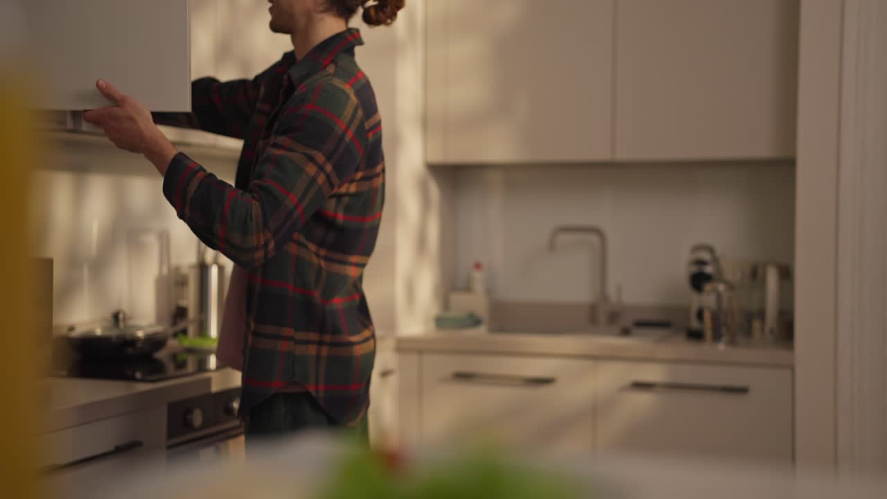 Preparare il cibo in cucina