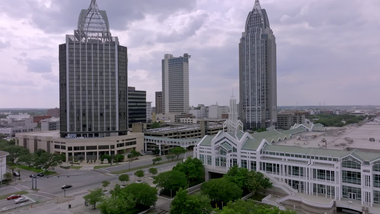 downtown mobile, el horizonte de alabama con el video del dron moviéndose hacia arriba
