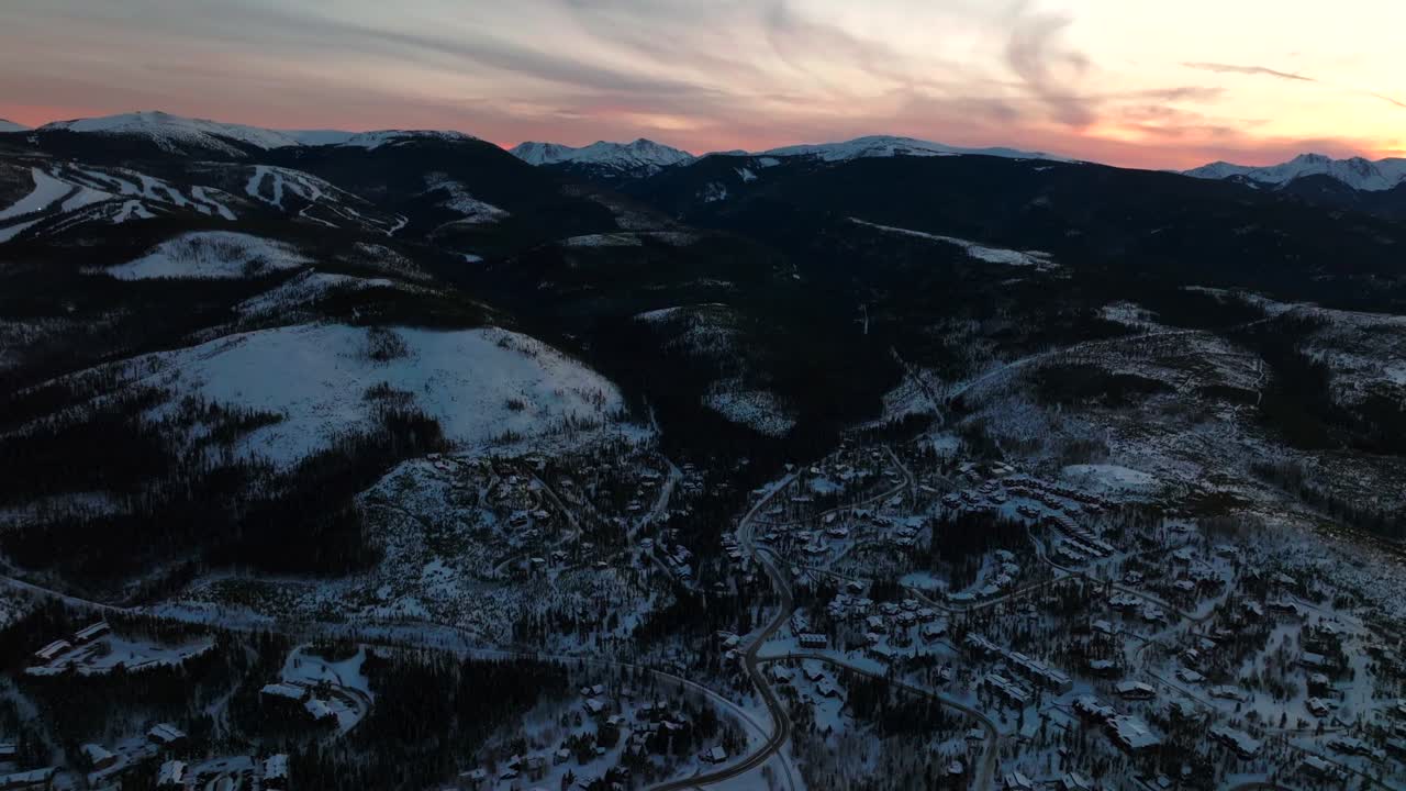윈터 파크 리조트 프레이저 콜로라도 인근 오렌지 해가 지고 해가 뜨는 마을 도시 공중 드론 로키 마운틴 국립 공원 메리 제인 코로나 베르투드 패스 12 월 겨울 해가 지면 앞으로