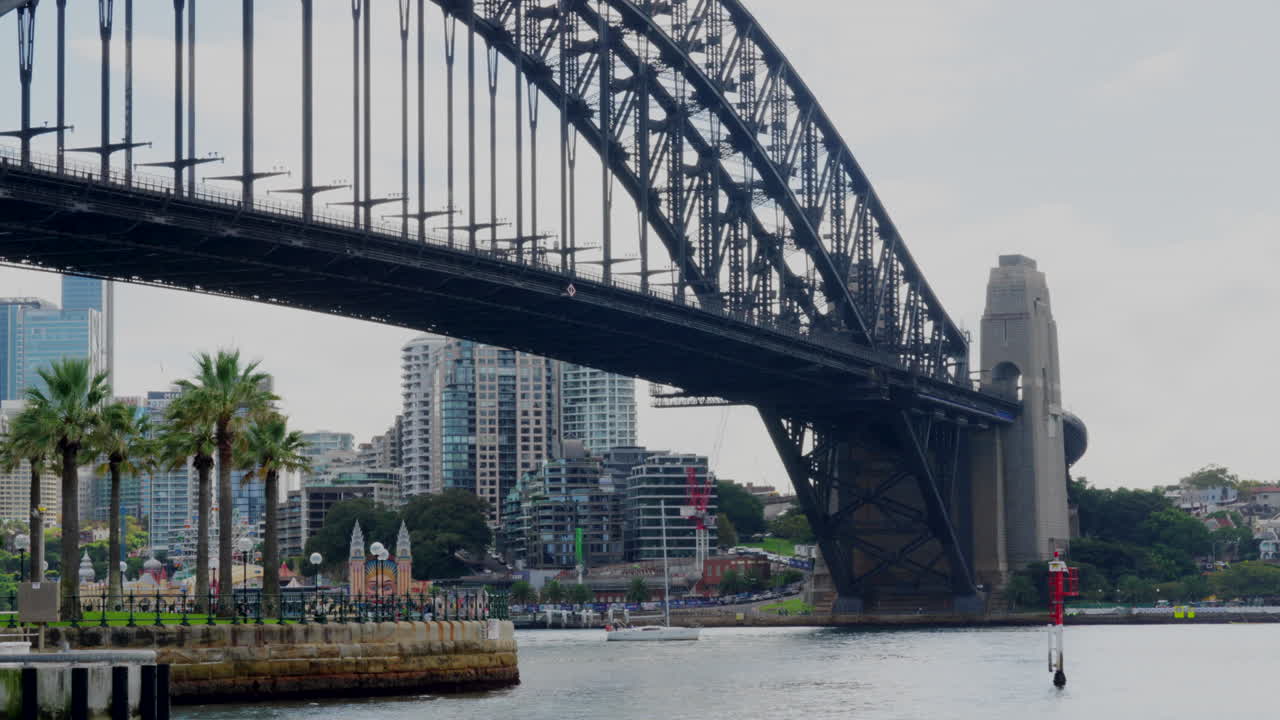 오스트레일리아 의 시드니 항구 다리  ⁇  에서 개인 요트 가 항해 한다