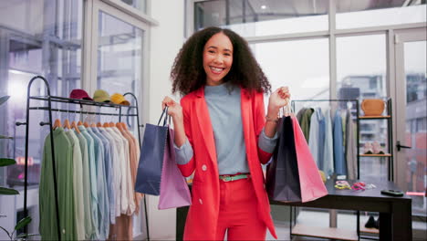 mujer feliz haciendo compras