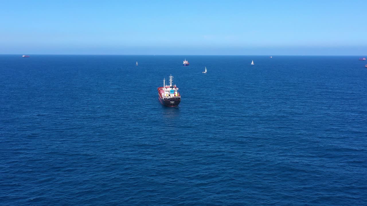 바다에 있는 선박