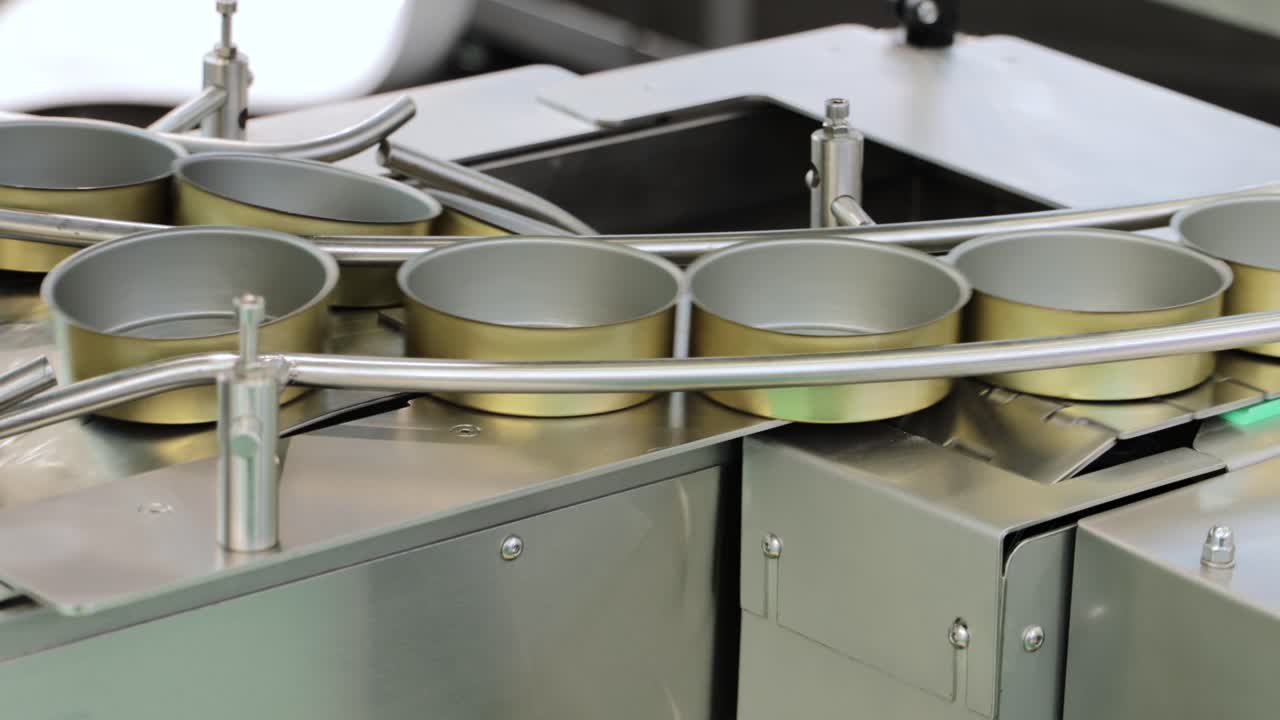 공장 컨베이어 벨트. 산업 제조 과정.