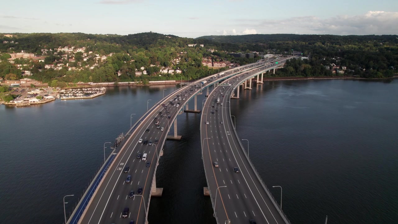 Lalu lintas kendaraan antarnegara bagian di jembatan 8 jalur di Negara Bagian New York, Sungai Hudson. Jembatan Tappan Zee di Tarrytown, 4K