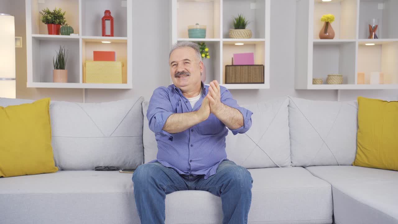 ⁇ 은이는 집에서 행복하고 평화롭습니다.  ⁇ 은이는 삶의 기 ⁇ 을 가지고 있습니다.