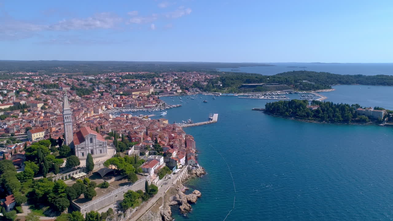 Rovigno, Croazia, ripresa aerea grandangolare sul mare che guarda a sud sull'intera città
