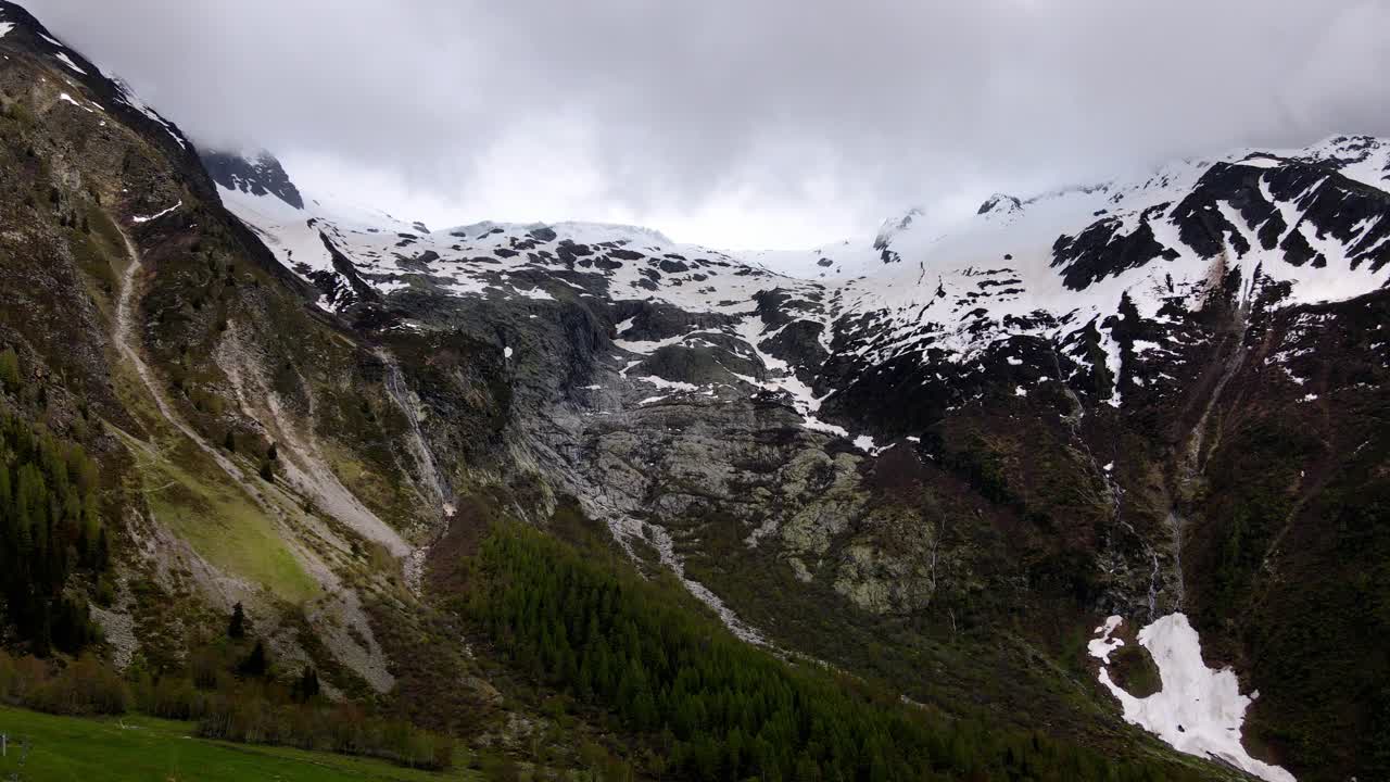 Ilmakuva lumisesta vuoresta Sveitsin Alpeilla, Diableretsin alueen lähellä.