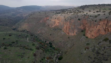 Vista-Orbital-De-Drones-Sobre-El-Valle-En-Israel-Con-Acantilados-Escarpados-Y-Terreno-Rocoso