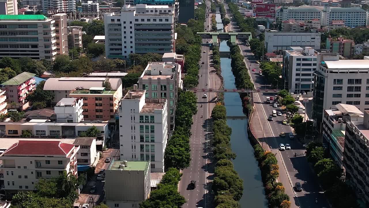 Näkymä Bangkokin metropolista, jossa näkyy kaupunkialueita ja yhdistävä vesiväylä