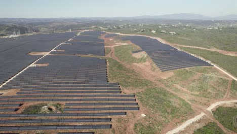 Riesige-Fläche-Von-Sonnenkollektoren-Im-Ländlichen-Gebiet-Von-Lagos-In-Portugal