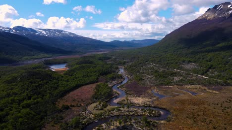 Drone-shot-flying-over-the-Larsiparsabk-river-in-Tierra-del-Fuego,-Argentina