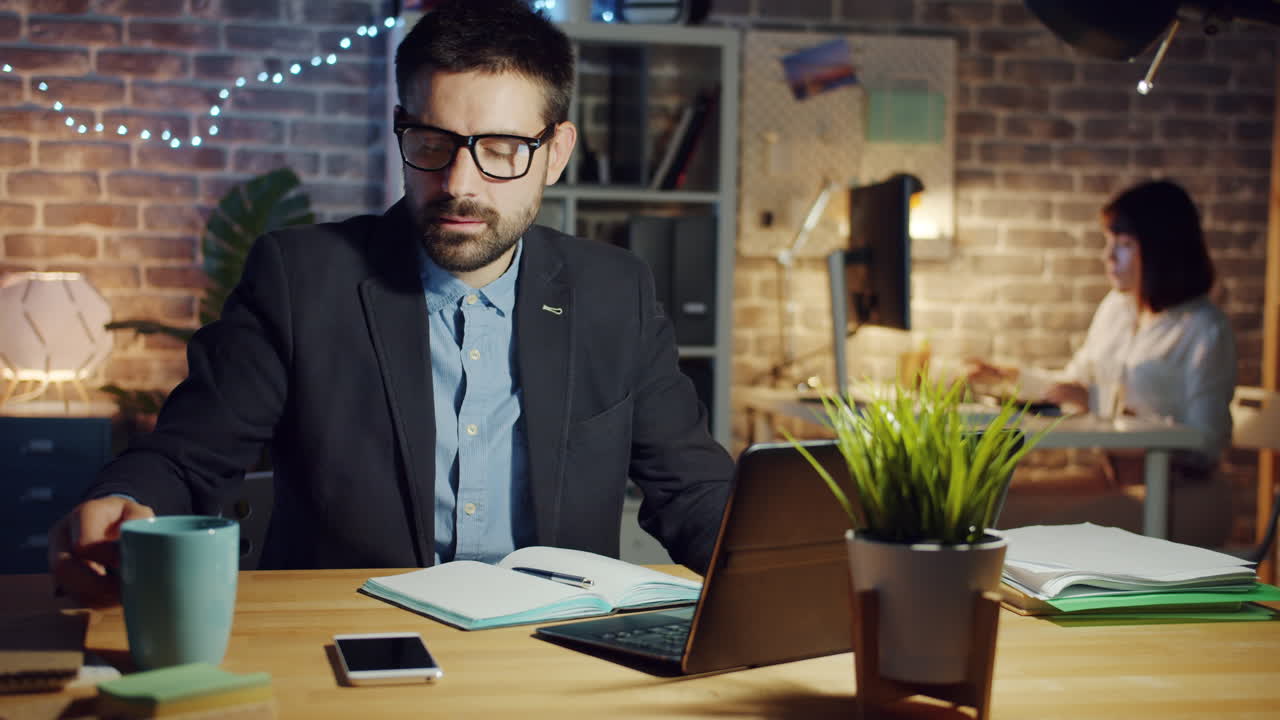 Professionisti al lavoro fino a tarda notte in ufficio