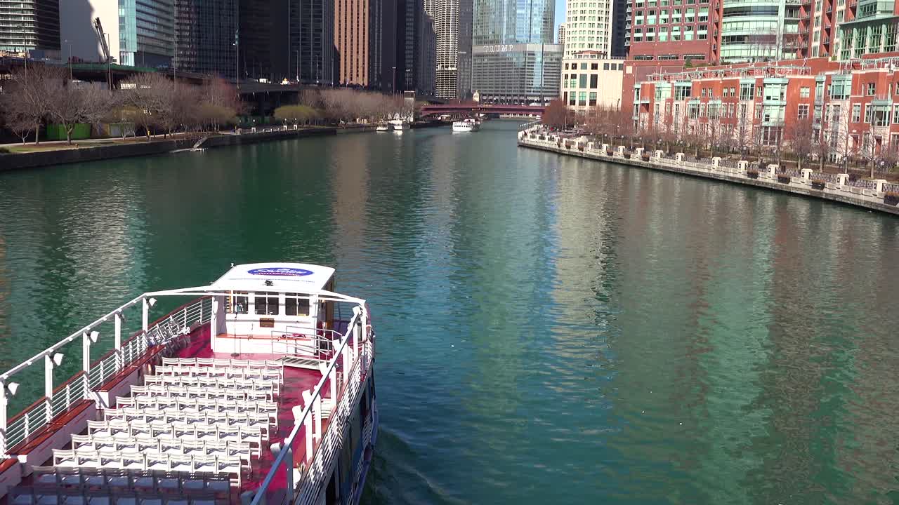 리버 보트는 시카고 시내를 통과