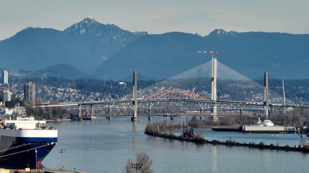 Costruzione del Nuovo Ponte Pattullo, che collega Surrey e New Westminster, Columbia Britannica, Canada. Ripresa aerea grandangolare.