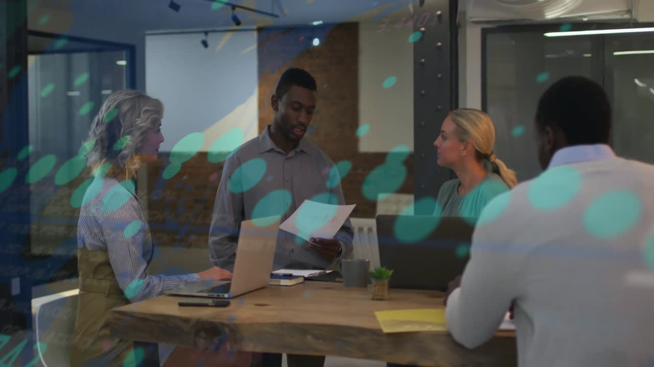 animación de gráficos con números cambiantes sobre diversos compañeros de trabajo discutiendo informes en la oficina