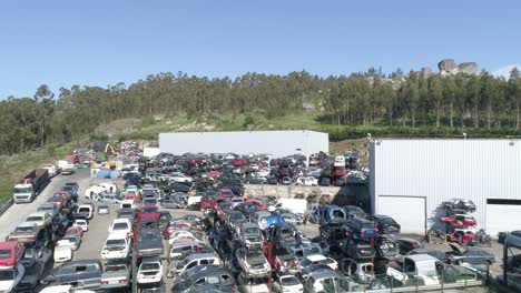 Vista-Aérea-De-Un-Depósito-De-Chatarra-Y-Un-Gran-Grupo-De-Coches-Destrozados.