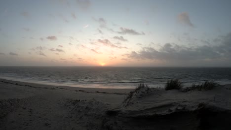 Hermosa-Puesta-De-Sol-En-Un-Día-Ventoso-En-La-Playa