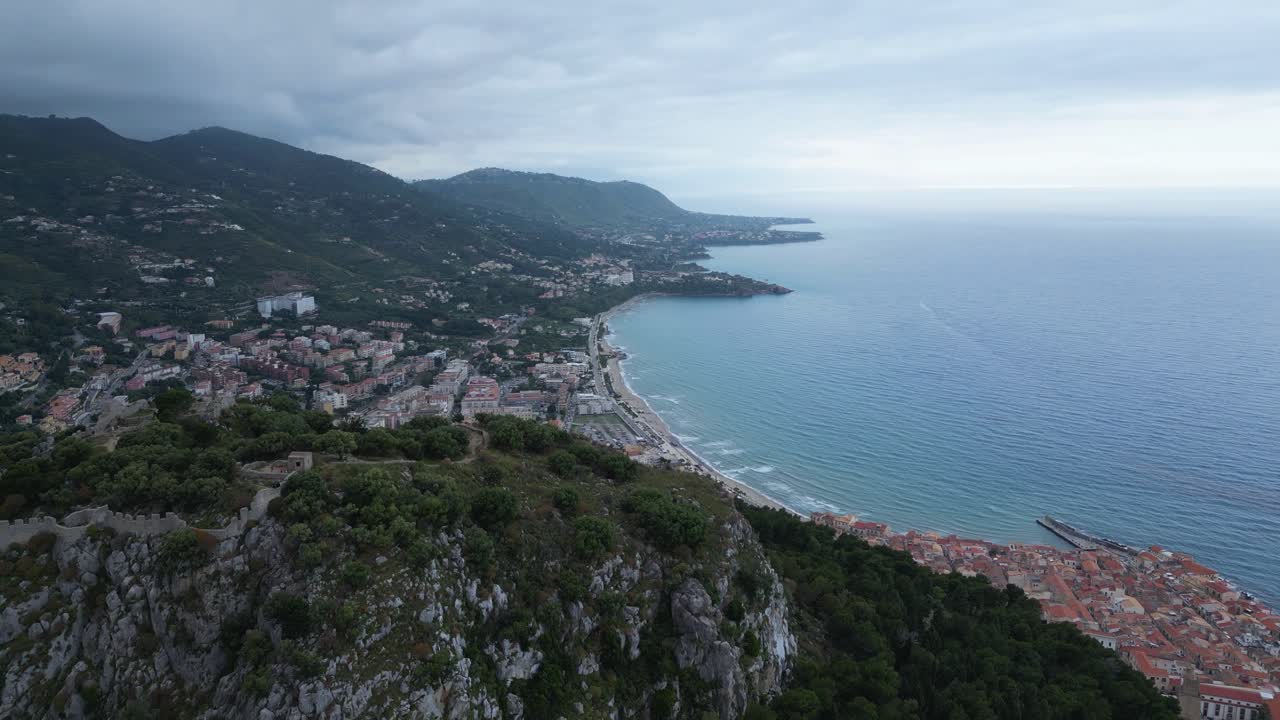 Filmato aereo di Cefalù, Sicilia: città storica, mare cristallino, spiaggia sabbiosa e l'iconica Rocca. Perfetto per viaggi, paesaggi e filmati in stock del Mediterraneo.