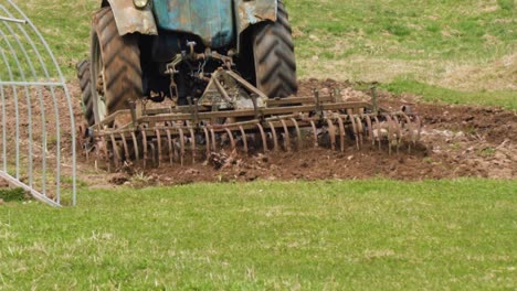 el tractor está cultivando la tierra