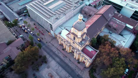 vista aérea de la iglesia de santiago santa ana mirando hacia abajo sobre la torre del campanario del edificio histórico