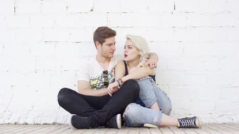 Pareja-Joven-Hipster-De-Moda-Enamorada