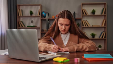 una adolescente que estudia en casa