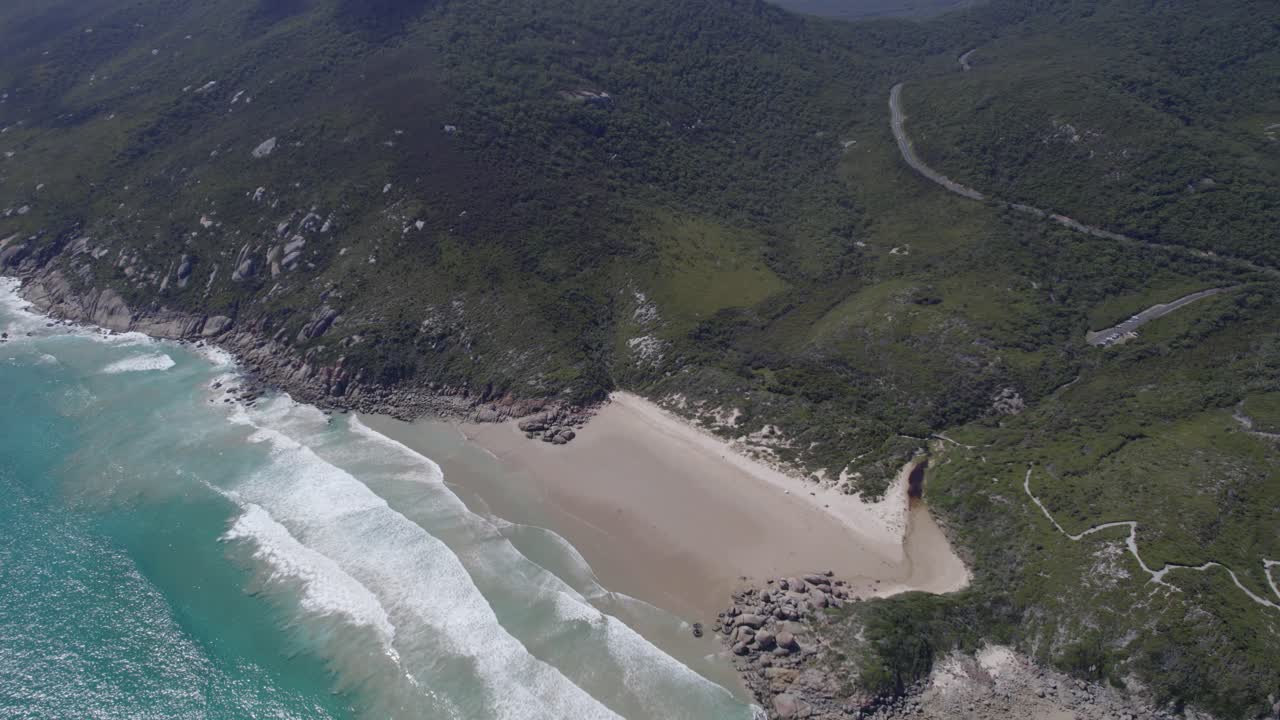 olas del mar en la playa de la bahía de whisky con arroyo en el parque nacional del promontorio de wilson, victoria, australia