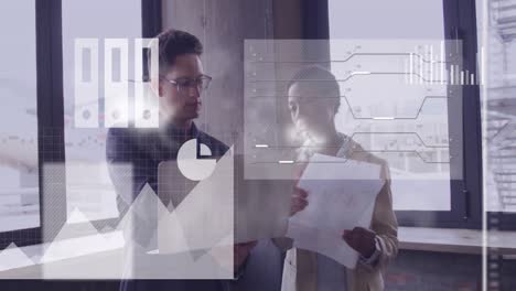 animación de datos financieros e iconos sobre diversos empresarios que trabajan en la oficina