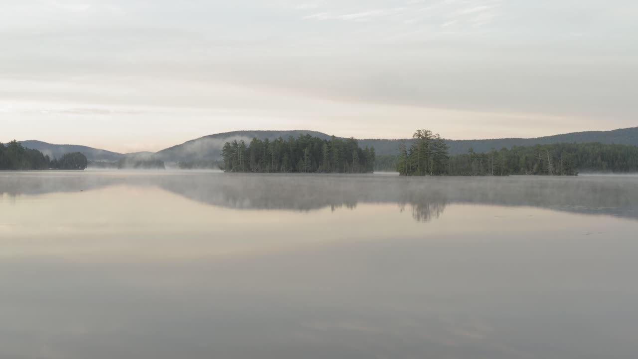 갈래 연못의 낮은 각도 공중에 반사되는 물과 같은 안개가 자욱한 유리