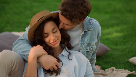 Dulce-Pareja-Haciendo-Un-Picnic-En-La-Pradera.-Hombre-Susurrando-Mujer-Al-Aire-Libre