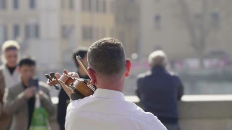 hombre tocando violin