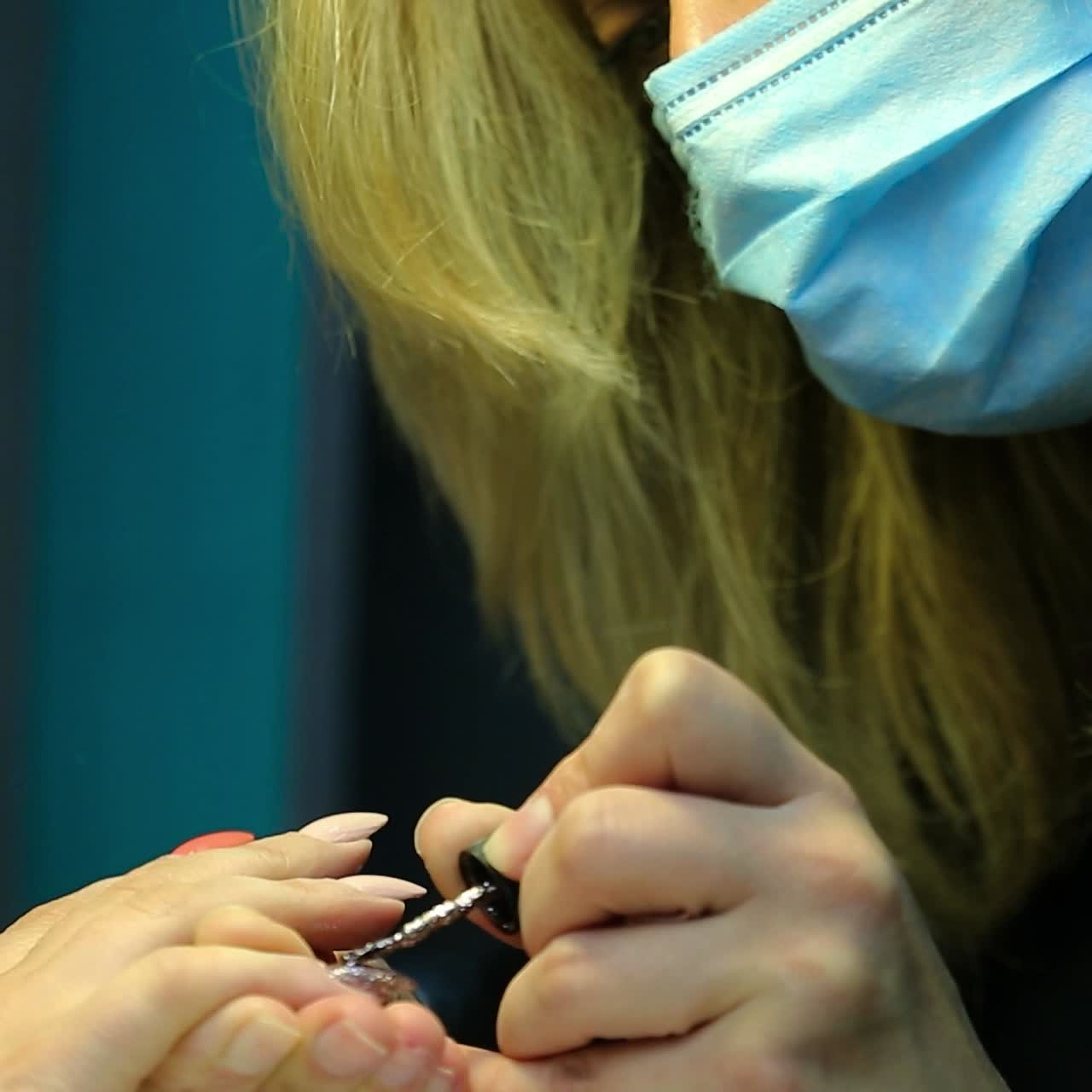 esteticista que aplica el gel