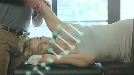 Animation-Eines-DNA-Strangs-über-Einem-Kaukasischen-Männlichen-Massagetherapeuten-Mit-Einer-Weiblichen-Patientin
