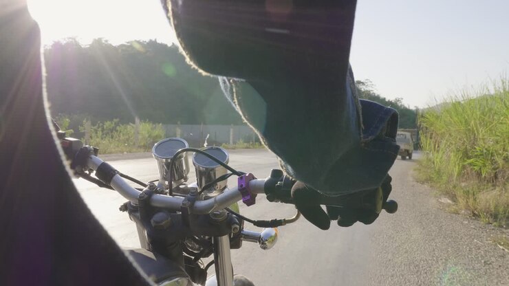 Un giro in moto su una strada di campagna