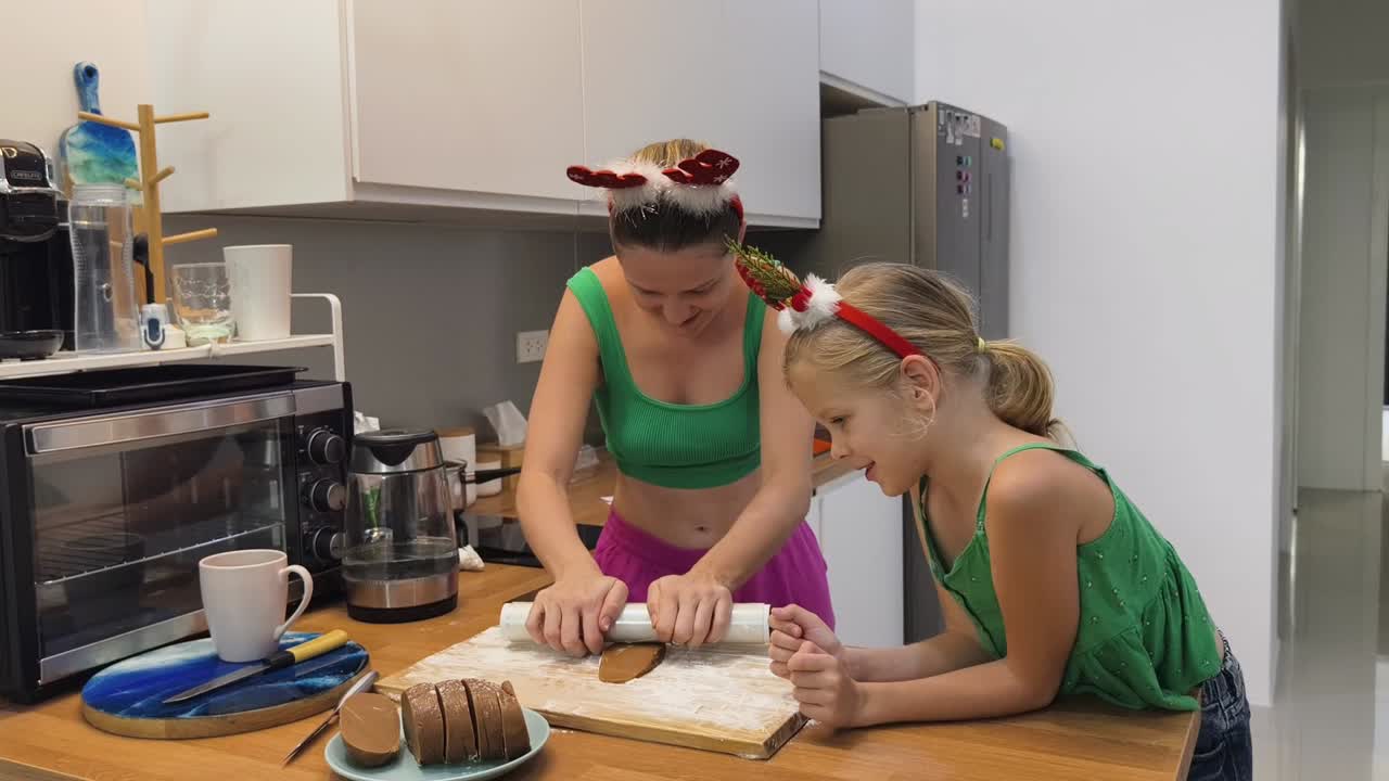madre y hija horneando galletas de navidad