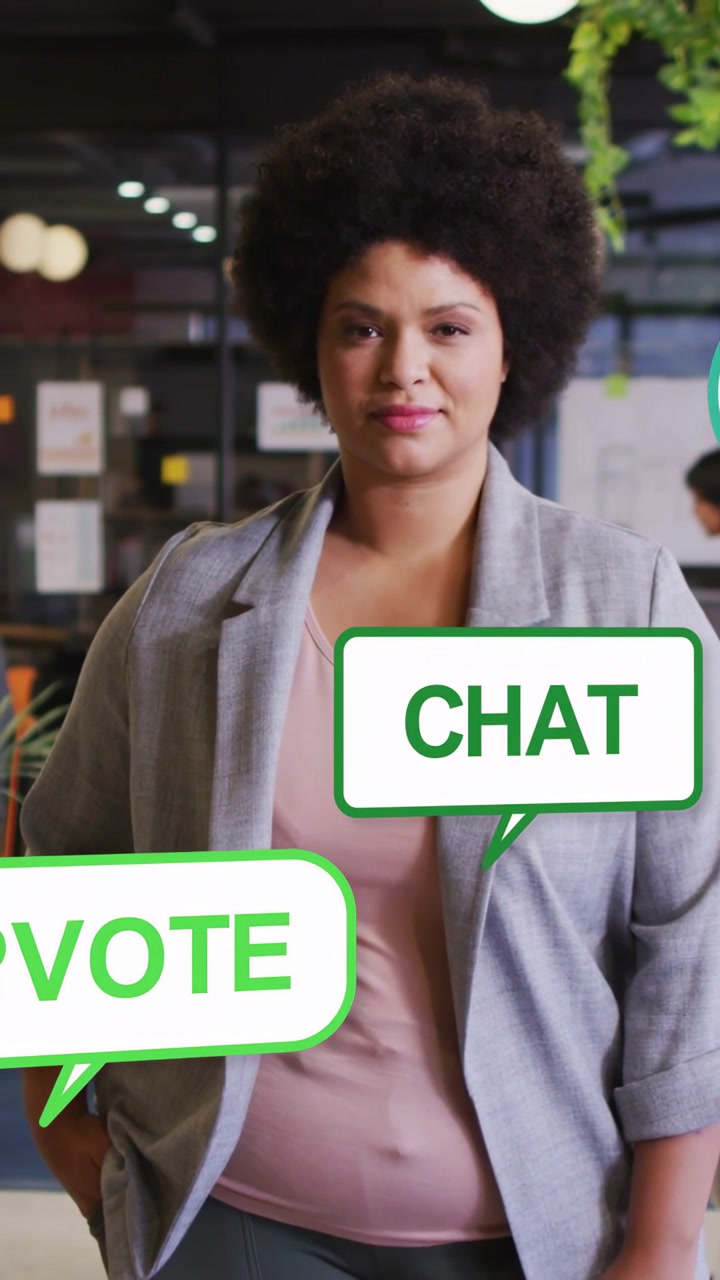 Vertikal video: Kvinde står på kontor, mens "STEM", "CHAT" eller "UPVOTE" glider frem, der viser social medieinteraktion.