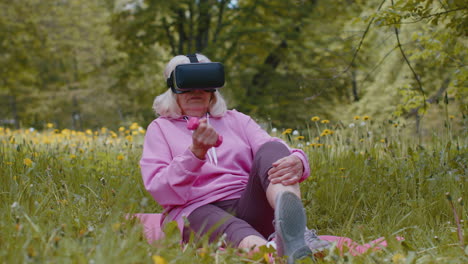 mujer mayor haciendo ejercicio, haciendo ejercicios de levantamiento de pesas con pesas, usando casco vr jugando videojuegos