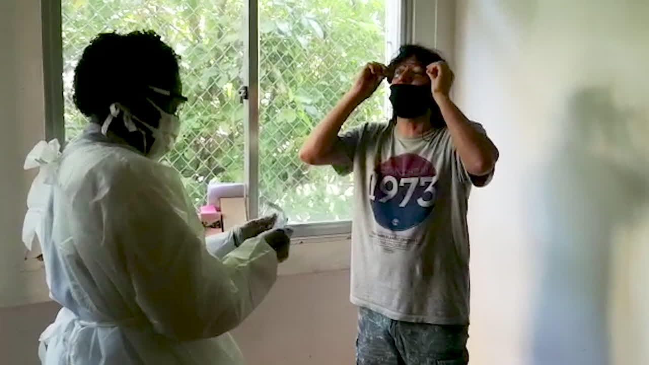 el hombre se somete a una prueba molecular covid-19 en río de janeiro, brasil